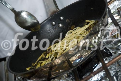 Rosa Schweinefiletscheiben im Kürbismantel auf Kürbisspaghetti und glacierten Cherrytomaten
