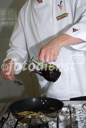 Rosa Schweinefiletscheiben im Kürbismantel auf Kürbisspaghetti und glacierten Cherrytomaten
