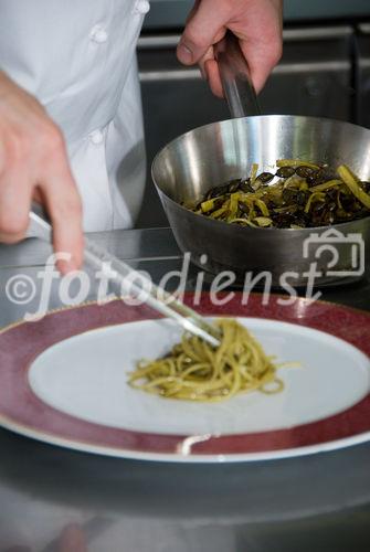 Rosa Schweinefiletscheiben im Kürbismantel auf Kürbisspaghetti und glacierten Cherrytomaten
