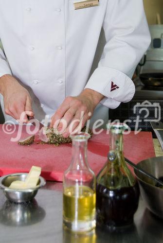 Rosa Schweinefiletscheiben im Kürbismantel auf Kürbisspaghetti und glacierten Cherrytomaten
