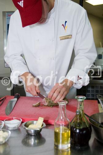 Rosa Schweinefiletscheiben im Kürbismantel auf Kürbisspaghetti und glacierten Cherrytomaten
