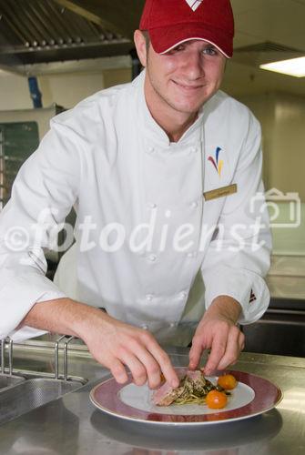 Rosa Schweinefiletscheiben im Kürbismantel auf Kürbisspaghetti und glacierten Cherrytomaten
