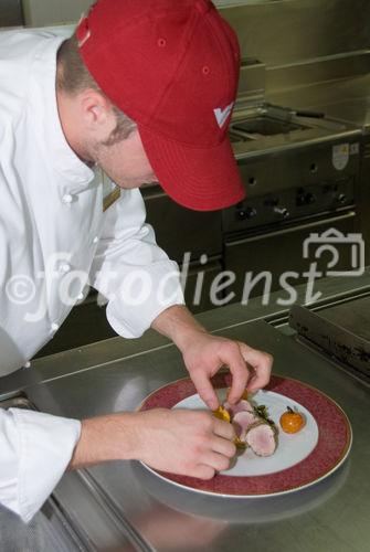 Rosa Schweinefiletscheiben im Kürbismantel auf Kürbisspaghetti und glacierten Cherrytomaten
