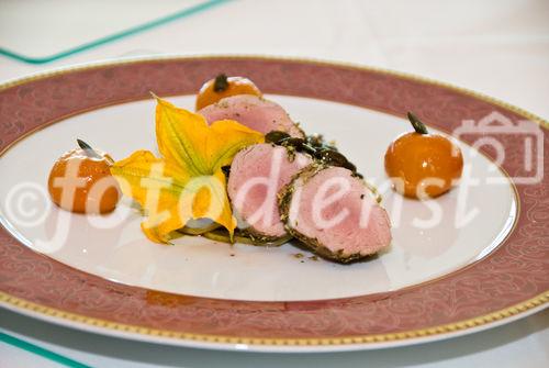 Rosa Schweinefiletscheiben im Kürbismantel auf Kürbisspaghetti und glacierten Cherrytomaten
