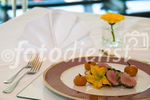 Rosa Schweinefiletscheiben im Kürbismantel auf Kürbisspaghetti und glacierten Cherrytomaten
