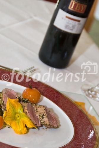 Rosa Schweinefiletscheiben im Kürbismantel auf Kürbisspaghetti und glacierten Cherrytomaten
