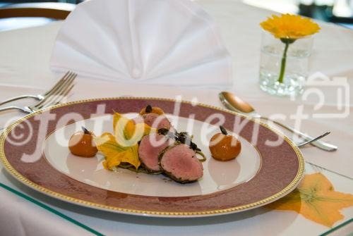 Rosa Schweinefiletscheiben im Kürbismantel auf Kürbisspaghetti und glacierten Cherrytomaten
