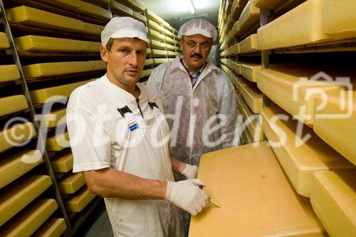 Käsemeister Josef Moser und Gastagwirt Fritz Maislinger bei der Kontrolle der Käsereifung
© fotodienst.at/Chris Hofer