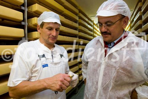 Käsemeister Josef Moser und Gastagwirt Fritz Maislinger bei der Kontrolle der Käsereifung
© fotodienst.at/Chris Hofer