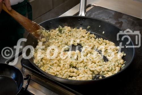 Käsespätzle-Zubereitung im Restaurant der Schaukäserei des Käsehofs in Schleedorf
© fotodienst.at/Chris Hofer