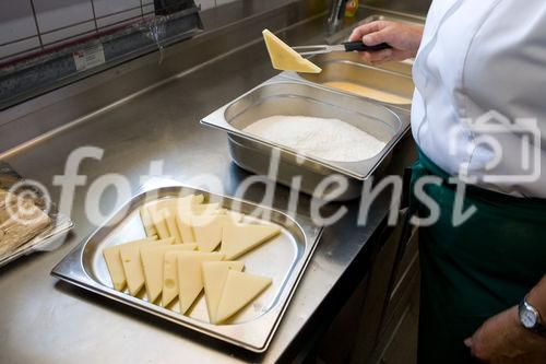 Panieren des Emmentalers im Restaurant der Schaukäserei des Käsehofs in Schleedorf
© fotodienst.at/Chris Hofer