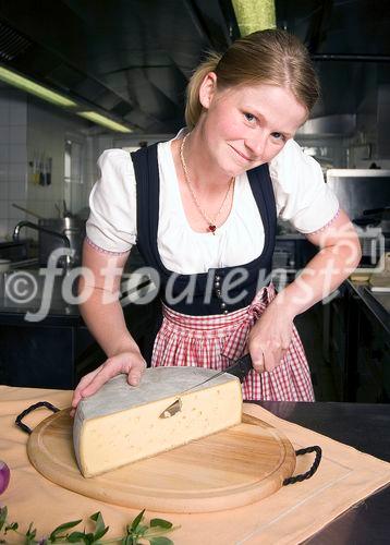 Genuss Region Kaiserwinkl Heumilchkäse - Käseerzeugung und Käsezubereitung, im Bild: Rosmarie Geisler beim Schneiden von Plangger Bio-Käse
Foto: Mühlanger
