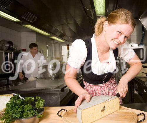 Rosmarie Geisler beim Schneiden von Plangger Bio-Käse, im Bildhintergrund: Alpenhotel-Chef Hans Geisler
Foto: Mühlanger
