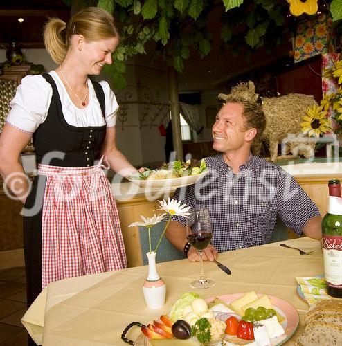 Genuss Region Kaiserwinkl Heumilchkäse, Alpenhof-Junior-Chefin Rosmarie Geisler mit Gast
Foto: Mühlanger
