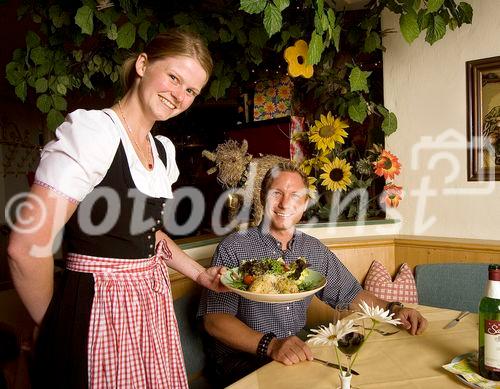 Genuss Region Kaiserwinkl Heumilchkäse, Alpenhof-Junior-Chefin Rosmarie Geisler mit Gast
Foto: Mühlanger
