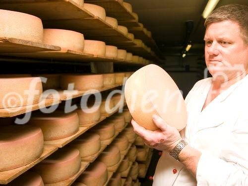 Hans Geisler, Chef und Koch im Hotel Alpenhof, in der Sennerei Plangger in der Genuss Region Kaiserwinkl