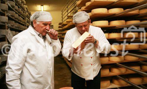 Hans Geisler, Chef und Koch im Hotel Alpenhof und Herbert Plangger (Sennerei Plangger), Genuss Region Kaiserwinkl Heumilchkäse
Foto: Mühlanger
