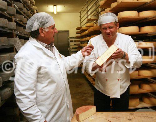 Hans Geisler, Chef und Koch im Hotel Alpenhof und Herbert Plangger (Sennerei Plangger), Genuss Region Kaiserwinkl Heumilchkäse
Foto: Mühlanger