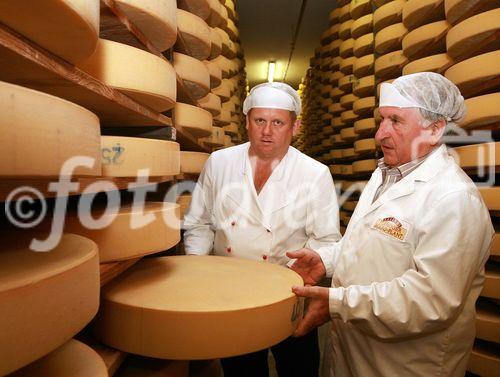 Hans Geisler, Chef und Koch im Hotel Alpenhof und Herbert Plangger (Sennerei Plangger), Genuss Region Kaiserwinkl Heumilchkäse
Foto: Mühlanger
