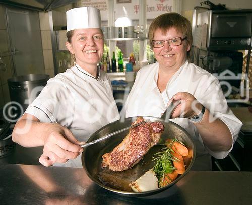 Genuss Region Österreich - Pinzgauer Rind, Anneliese Klackl (re.), Köchin und Chefin der Meilinger Taverne in Mittersill
Foto: Mühlanger
