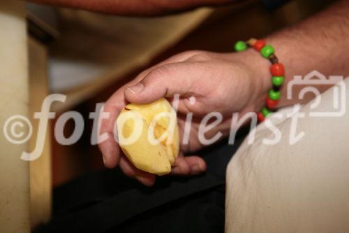 Die Initiative Genuss Region Österreich zu Gast im Gasthaus Traube. -  Foto: Herr Poppmeier beim Kochen - (C)Fotodienst/Klaus Neureiter 
