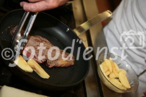 Die Initiative Genuss Region Österreich zu Gast im Gasthaus Traube. -  Foto: Herr Poppmeier beim Kochen - (C)Fotodienst/Klaus Neureiter 
