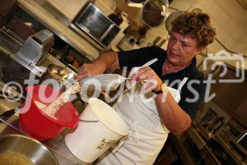 Die Initiative Genuss Region Österreich zu Gast im Gasthaus Traube. -  Foto: Frau Poppmeier beim Kochen - (C)Fotodienst/Klaus Neureiter 
