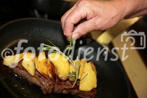 Die Initiative Genuss Region Österreich zu Gast im Gasthaus Traube. -  Foto: Herr Poppmeier beim Kochen - (C)Fotodienst/Klaus Neureiter 
