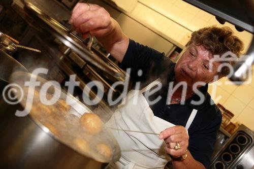 Die Initiative Genuss Region Österreich zu Gast im Gasthaus Traube. -  Foto: Frau Poppmeier beim Kochen - (C)Fotodienst/Klaus Neureiter 
