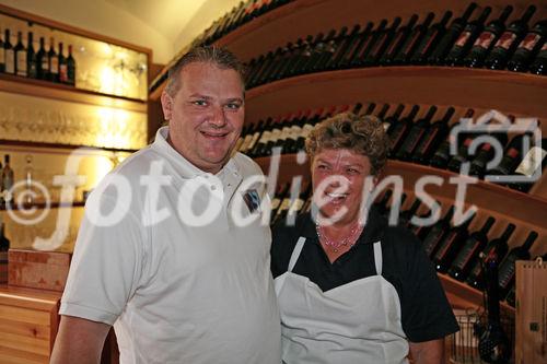 Die Initiative Genuss Region Österreich zu Gast im Gasthaus Traube. -  Foto: Herr Poppmeier mit der Frau Mutter - (C)Fotodienst/Klaus Neureiter 

