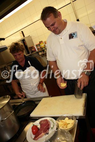 Die Initiative Genuss Region Österreich zu Gast im Gasthaus Traube. -  Foto: Herr und Frau Poppmeier beim Kochen - (C)Fotodienst/Klaus Neureiter 
