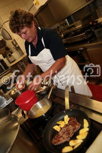 Die Initiative Genuss Region Österreich zu Gast im Gasthaus Traube. - Foto: Frau Poppmeier beim Kochen - (C)Fotodienst/Klaus Neureiter