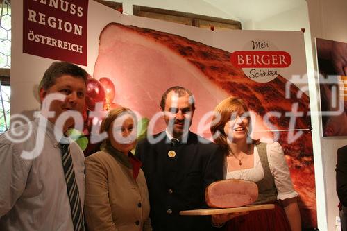 LR Plank beim Schinkenspezialisten Berger Schinken ( v.l. GF Rudolf Berger, Gabriela Kritsch - Marketing - und Claudia Berger - Einkauf) beim Verrkosten des Römerschinkens