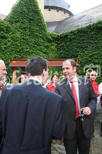 BM Josef Pröll wird auf Schloss Ottenstein begrüßt