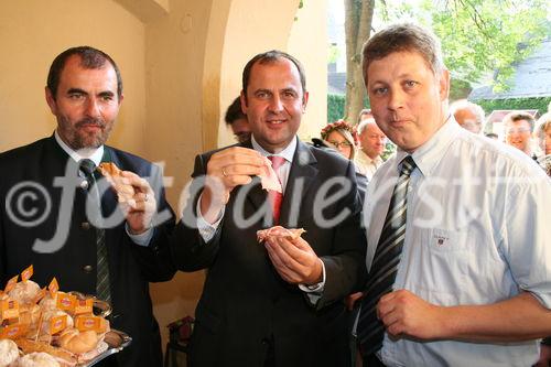 LR Josef Plank und BM Josef Pröll mit Rudolf Berger beim Verkosten des GENUSS REGION ÖSTERREICH-Produktes 