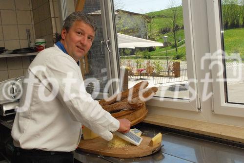 Eine Reportage im Hotel Krone im Bregenzerwald mit Geschäftsführer und Koch Nussbaumer Manfred.
Die Region Bregenzerwälder Alp- und Bergkäse  ist von Bundesminister Josef Pröll im Jahre 2006 im Rahmen der GENUSS REGION ÖSTERREICH, eine Kampagne zur Stärkung der regionalen Vielfalt und des ländlichen Raumes, ausgezeichnet worden. (www.genuss-region.at)
