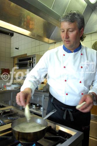 Eine Reportage im Hotel Krone im Bregenzerwald mit Geschäftsführer und Koch Nussbaumer Manfred.
Die Region Bregenzerwälder Alp- und Bergkäse  ist von Bundesminister Josef Pröll im Jahre 2006 im Rahmen der GENUSS REGION ÖSTERREICH, eine Kampagne zur Stärkung der regionalen Vielfalt und des ländlichen Raumes, ausgezeichnet worden. (www.genuss-region.at)
