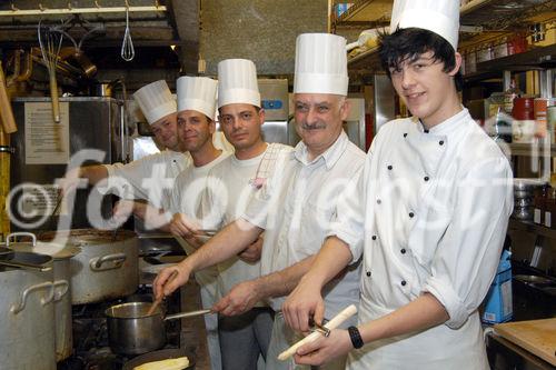 (C)fotodienst/Mag. Daniel Katzinger - Wien 05.04.2007
Genuss Profi Marchfelderspargel
Foto v.r.: Patrick Altrichter (Kochlehrling, Marchfelderhof), Peter-Paul Nemec (Küchenchef, Marchfelderhof) und Mannschaft