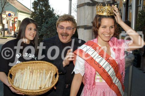 (C)fotodienst/Mag. Daniel Katzinger - Wien 05.04.2007
Genuss Profi Marchfelderspargel
Foto v.l.: Caroline Grossmann (Ex-Spargelkönigin 2006), Gerhard Bocek (Marchfelderhof), Karina Kaiser (Spargelkönigin 2007)
