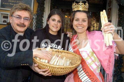 (C)fotodienst/Mag. Daniel Katzinger - Wien 05.04.2007Genuss Profi MarchfelderspargelFoto v.l.: Gerhard Bocek (Marchfelderhof), Caroline Grossmann (Ex-Spargelkönigin 2006), Karina Kaiser (Spargelkönigin 2007)