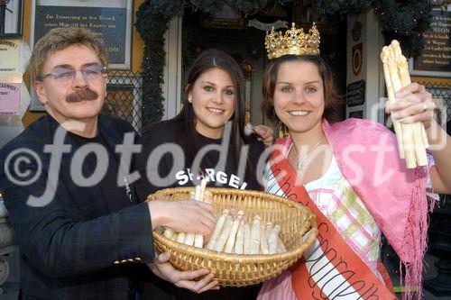 (C)fotodienst/Mag. Daniel Katzinger - Wien 05.04.2007
Genuss Profi Marchfelderspargel
Foto v.l.: Gerhard Bocek (Marchfelderhof), Caroline Grossmann (Ex-Spargelkönigin 2006),  Karina Kaiser (Spargelkönigin 2007)
