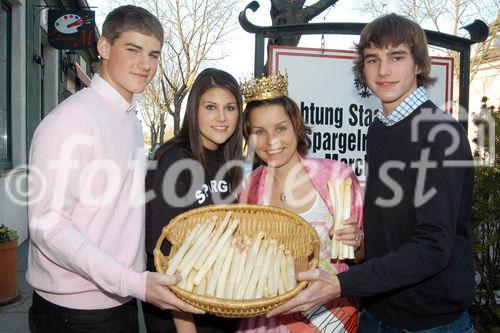 (C)fotodienst/Mag. Daniel Katzinger - Wien 05.04.2007
Genuss Profi Marchfelderspargel
Foto v.l.: Gernot Iser, Caroline Grossmann (Ex-Spargelkönigin 2006), Karina Kaiser (Spargelkönigin 2007), Lisa Grossmann, Alexander Iser
