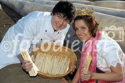 (C)fotodienst/Mag. Daniel Katzinger - Wien 05.04.2007
Genuss Profi Marchfelderspargel
Foto v.l.: Patrick Altrichter (Kochlehrling, Marchfelderhof), Karina Kaiser (Spargelkönigin 2007)
