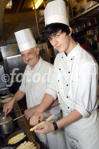 (C)fotodienst/Mag. Daniel Katzinger - Wien 05.04.2007
Genuss Profi Marchfelderspargel
Foto v.l.: Peter-Paul Nemec (Küchenchef, Marchfelderhof), Patrick Altrichter (Kochlehrling, Marchfelderhof)