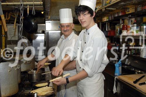 (C)fotodienst/Mag. Daniel Katzinger - Wien 05.04.2007
Genuss Profi Marchfelderspargel
Foto v.l.: Peter-Paul Nemec (Küchenchef, Marchfelderhof), Patrick Altrichter (Kochlehrling, Marchfelderhof)