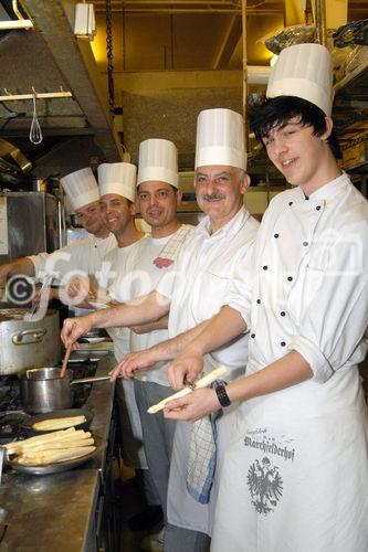 (C)fotodienst/Mag. Daniel Katzinger - Wien 05.04.2007
Genuss Profi Marchfelderspargel
Foto v.r.: Patrick Altrichter (Kochlehrling, Marchfelderhof), Peter-Paul Nemec (Küchenchef, Marchfelderhof) und Mannschaft