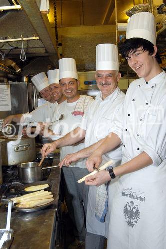 (C)fotodienst/Mag. Daniel Katzinger - Wien 05.04.2007
Genuss Profi Marchfelderspargel
Foto v.r.: Patrick Altrichter (Kochlehrling, Marchfelderhof), Peter-Paul Nemec (Küchenchef, Marchfelderhof) und Mannschaft