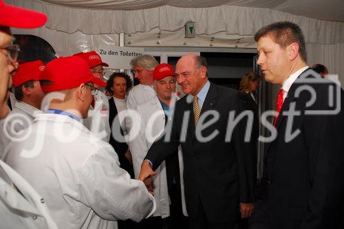 Rudolf Berger begrüßt LH Pröll bei der feierlichen Eröffnung der neuen Schinkenproduktionshalle bei Berger-Schinken in Sieghartskirchen.