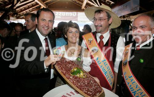 Genussregionen Österreich im Rahmen der Klagenfurter Herbstmesse, Allianz für starke Regionen mit u. a. BM Josef Pröll - Landwirtschaftsminister, LR Josef Martinz - Agrarlandesrat Kärnten, Mag. Volker Hornsteiner - Vorstandssprecher BILLA AG, Johann Verhounig - Steyer Traktoren
vl: Pröll, Jauntaler