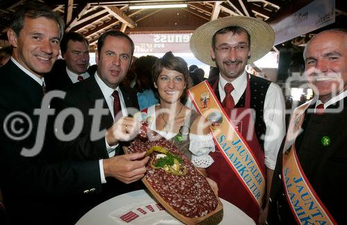 Genussregionen Österreich im Rahmen der Klagenfurter Herbstmesse, Allianz für starke Regionen mit u. a. BM Josef Pröll - Landwirtschaftsminister, LR Josef Martinz - Agrarlandesrat Kärnten, Mag. Volker Hornsteiner - Vorstandssprecher BILLA AG, Johann Verhounig - Steyer Traktoren
vl: Martinz, Pröll, Jauntaler